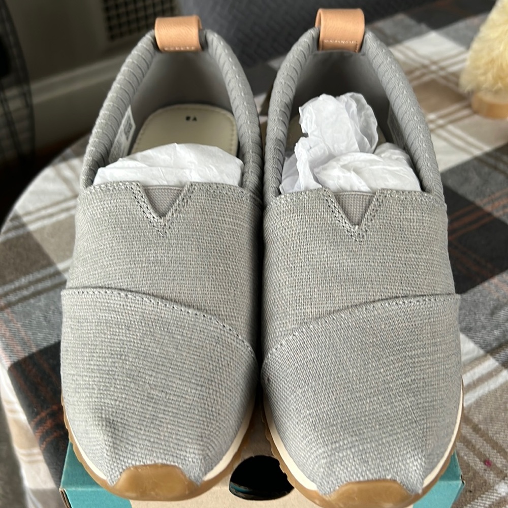 Girls Tom’s slip on sneakers size 2